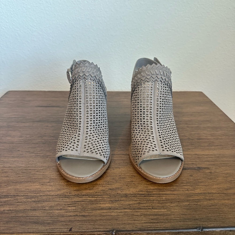 Vince Camuto Grey Open-Toed Chunky Heel Size 6.5 - image 4